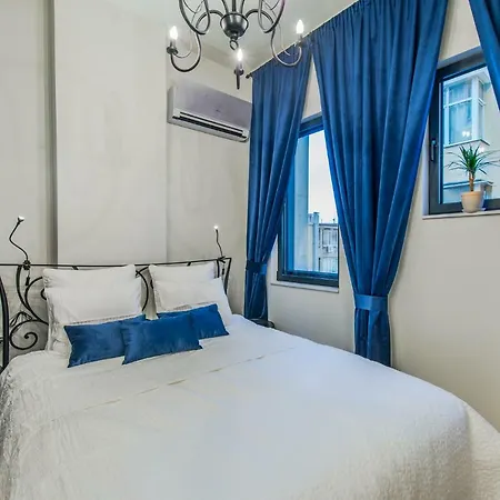 Designer Aristocratic 1 Bedroom | Next To Cathedral *